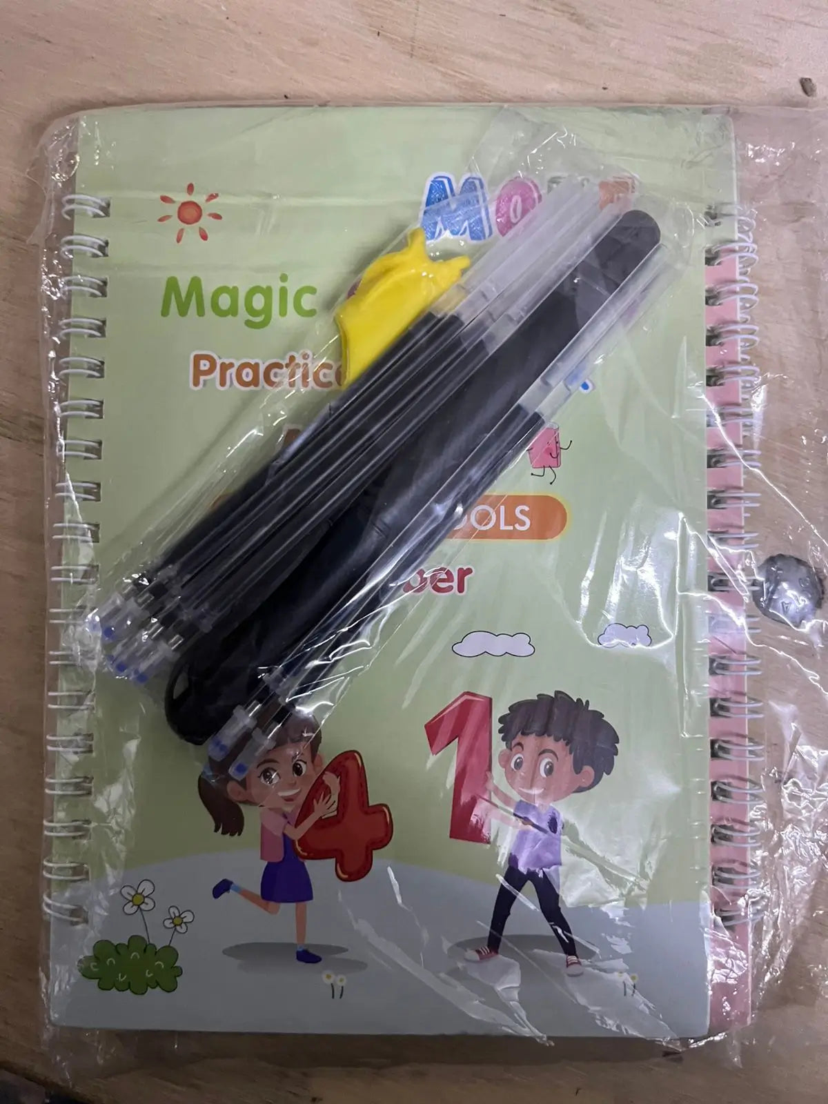 CalliMagic™ - Practica y mejora su escritura jugando (Kit:4 cuadernos reutilizables ✏️ 1 lápiz mágico🖊️ 10 recargas de tinta ✍️ 1 sujetador de lápiz). Método Montessori